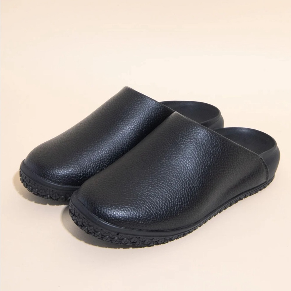 Snibbs. Size 8. Slip resistant. The Clog.